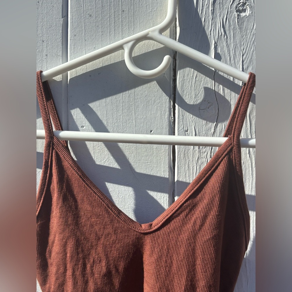 Joah Brown Ribbed V Neck Cropped Tank Small NWT - Picture 2 of 7